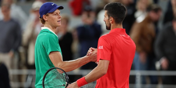 Sinner, l'inchino a Djokovic "il migliore" e il limite da superare con Alcaraz: "ne senti l'aura"
