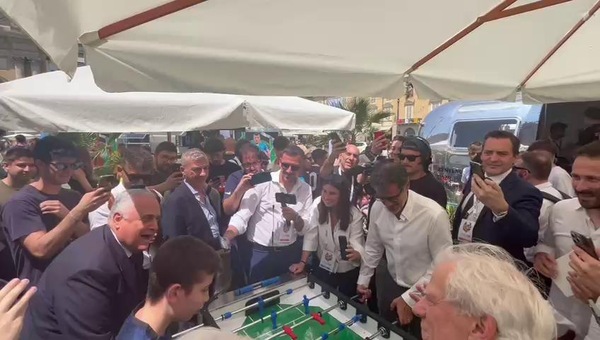 Cosa succede al Festival della Serie A? La sfida Azzi-Lotito a biliardino nel playground Dazn