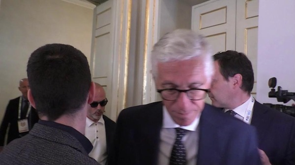 Gravina non risponde alle domande dei giornalisti e se ne va