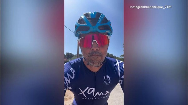 Luis Enrique in bici canta i cori del Psg