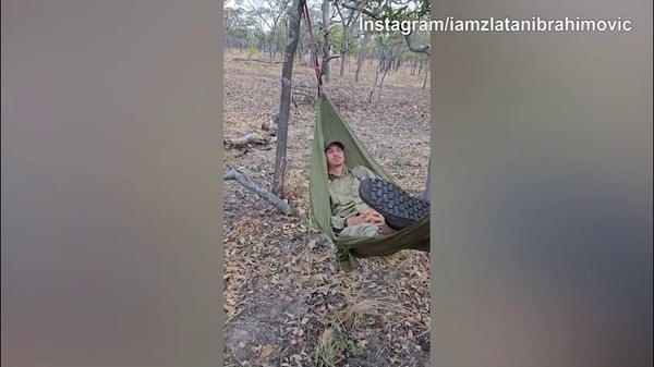 Ibra, ma che fai? Dorme su un'amaca...