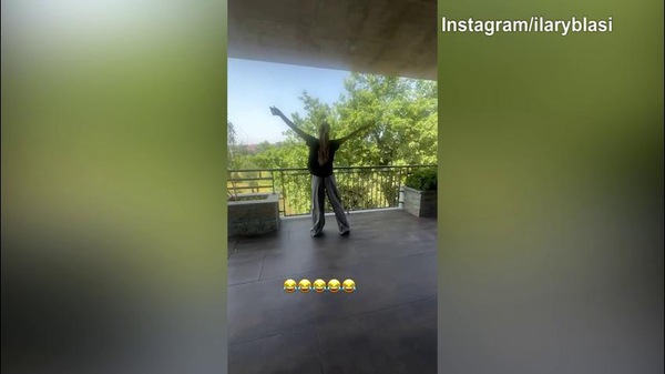 Ilary Blasi scatenata: balla sul terrazzo di casa sulle note di "Piccolo uomo"