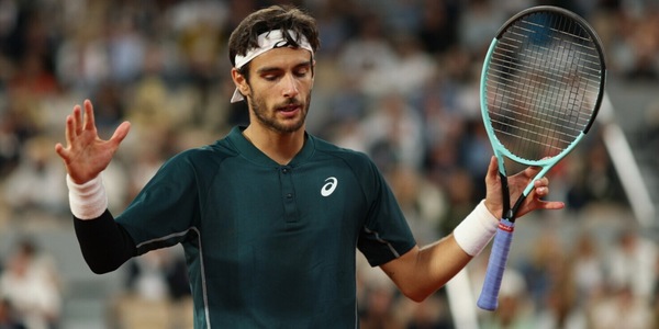 Musetti, cos'è successo davvero contro Alcaraz al Roland Garros. Maledizione infortuni, e ora l'erba