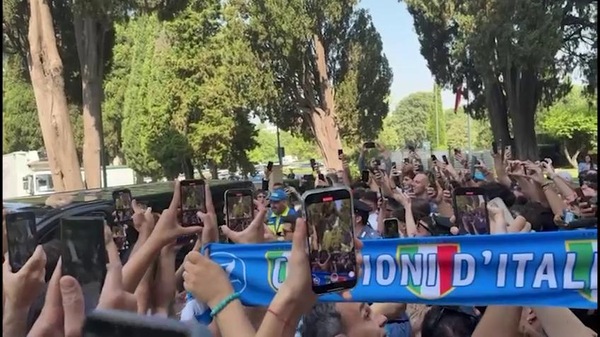 Napoli, tifosi azzurri scatenati per le visite mediche di De Bruyne