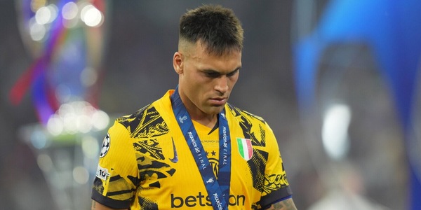 Le leggende della Serie A presentano il Mondiale per Club. Vieri promuove Lautaro