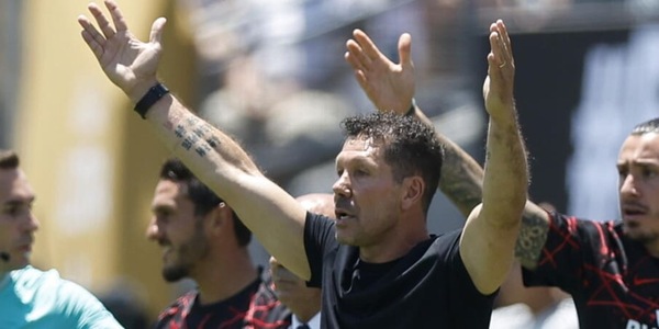 Simeone punge il Psg di Luis Enrique: "Giovani, ma poi tirano fuori 70 milioni. Arbitri? Non parlo più"