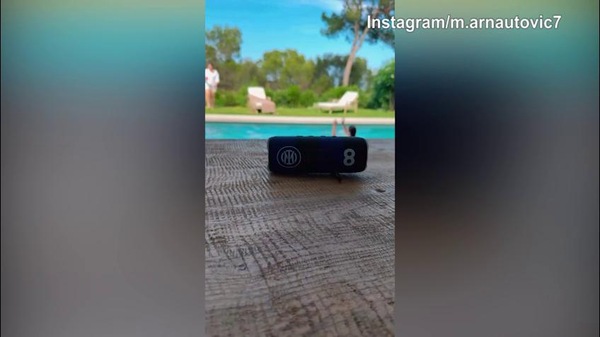 Arnautovic pensa a rilassarsi a bordo piscina
