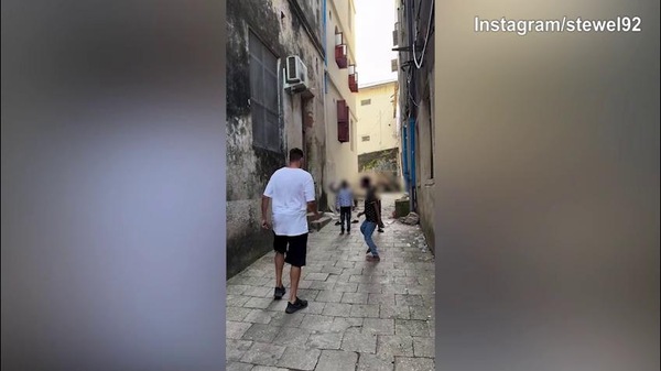 El Shaarawy in Tanzania: il video dei palleggi con un bambino diventa virale