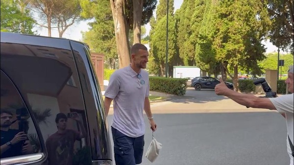 La Fiorentina accoglie Dzeko: visite mediche per l'attaccante