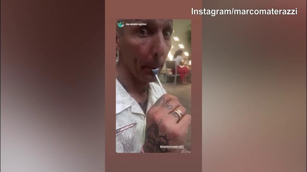 Tifoso "pazzo" di tatuaggi per Materazzi, lui rimane sbalordito...
