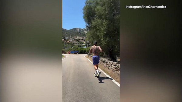 Theo Hernandez corre per le strade della Sardegna