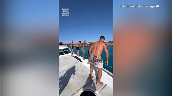 Zaccagni e Hysaj, tuffo dallo yacht