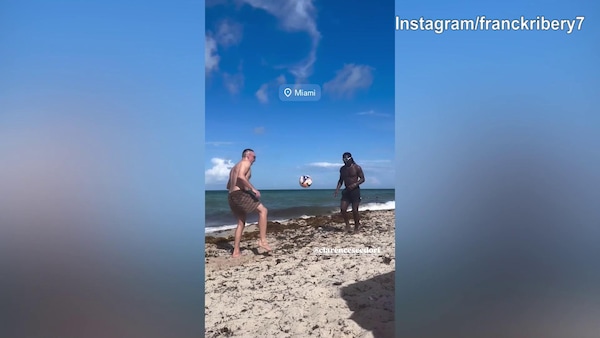 Ribery e Seedorf, palleggi di altissimo livello in spiaggia