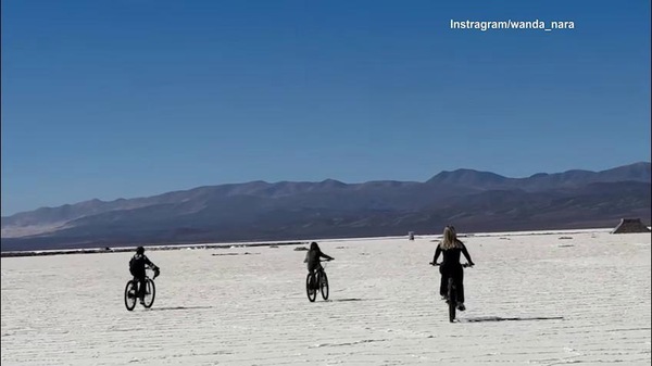 Wanda Nara nel deserto con le biciclette