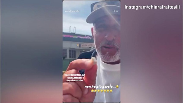 La famiglia Frattesi e la scena divertente davanti al muro di gomme..