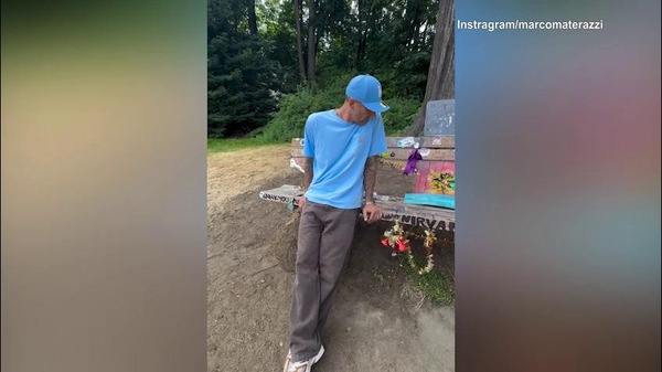 Materazzi fuori dalla casa di una stella del rock