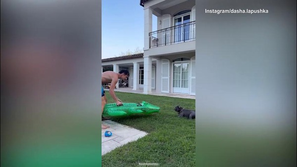 Pinamonti, che scherzo al cagnolino
