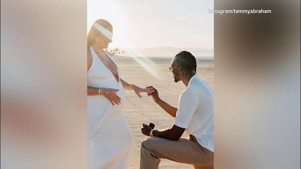 Abraham, promessa di matrimonio in spiaggia