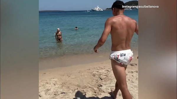 Bellanova, che scherzo alla mamma al mare