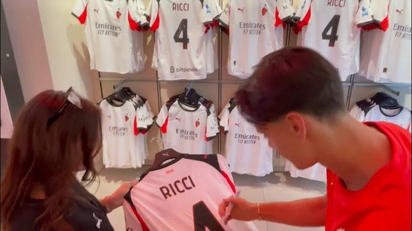 Milan, Ricci incontra i suoi nuovi tifosi