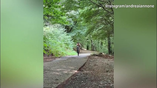 Elodie-Iannone, c'è aria di crisi? Lui intanto va in bici...