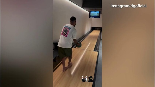 Douglas Luiz, serata al bowling con amici e famiglia