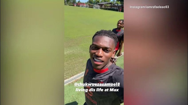 Leao e Chukwueze, che risate a Milanello