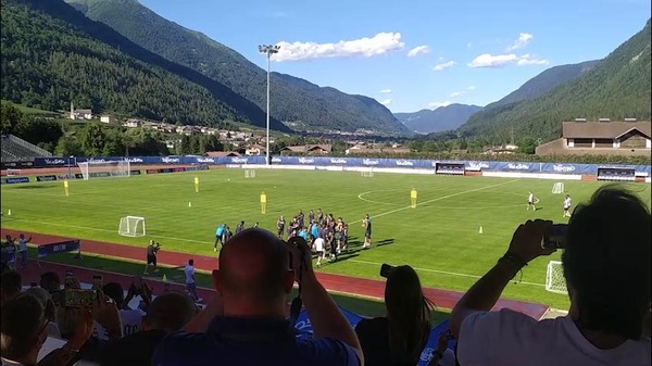 Napoli, i tifosi cantano "i campioni dell'Italia siamo noi" mentre la squadra entra in campo a Dimaro