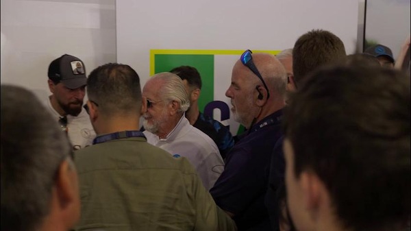 Napoli, De Laurentiis incontra e saluta i tifosi a Dimaro