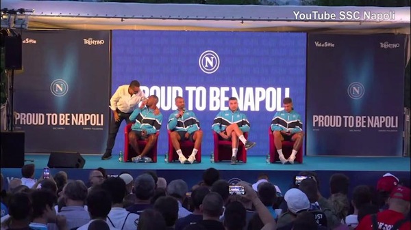 Di Lorenzo canta "Pedro" con i supporter del Napoli