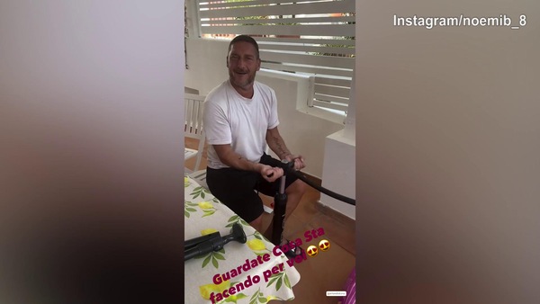 Totti e il siparietto social con Noemi: che risate!