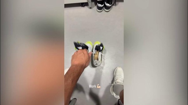 Le scarpe di Arthur diventano un "boomerang"