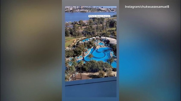 Chukwueze mostra lo spettacolare resort del Milan in Australia