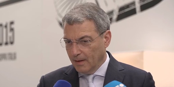 Comolli avverte Vlahovic e Weah: "Senza offerta giusta si resta ai margini. Juve come il Liverpool"
