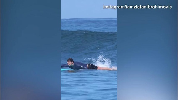 Milan, guarda Ibra: lo svedese surfa in mare...