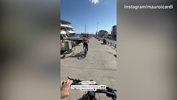 Mauro Icardi e China, biclettata in riva al "Bosforo"