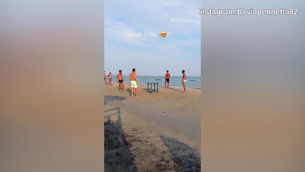 Estate "libera" per Fognini che gioca a calcio in spiaggia