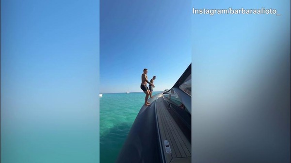 Cannavaro, che numero: salto indietro dalla barca!