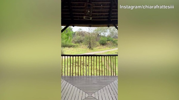 Chiara Frattesi in Africa in mezzo ad un paesaggio meraviglioso