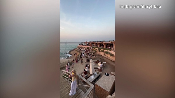 Ilary Blasi si gode la fine dell'estate in spiaggia