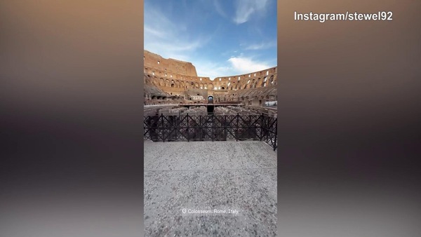 Roma, El Shaarawy ammira la bellezza del Colosseo