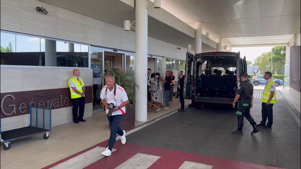 Roma, l'arrivo a Ciampino di Tsimikas