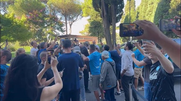 Napoli, visite mediche e bagno di folla per Hojlund