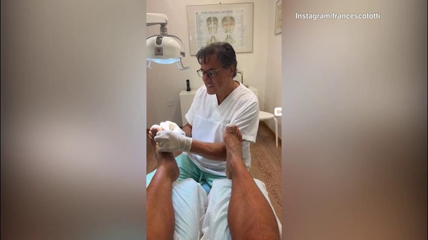 Totti, è il momento della pedicure
