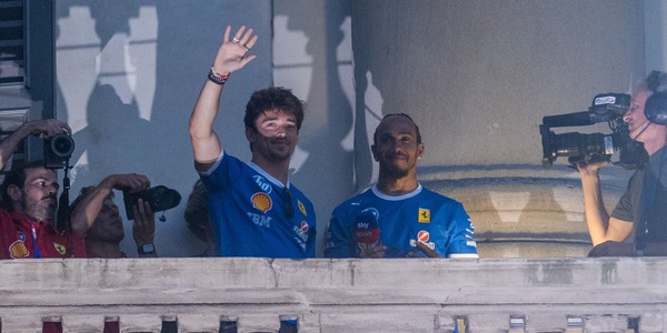 Leclerc e Hamilton in Piazza Duomo: quante emozioni per i tifosi della Ferrari!