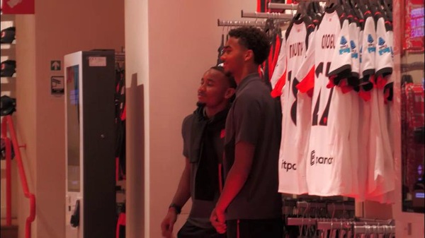 Milan, i tifosi abbracciano Nkunku e Odogu
