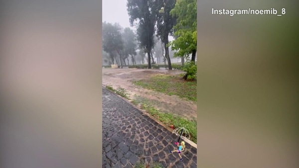Noemi decide di andare a correre, ma....la pioggia rovina i piani