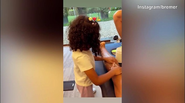 Juventus, Bremer massaggiato dalla...figlia