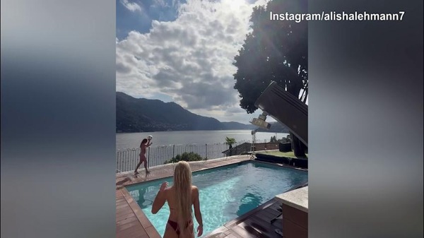 Alisha Lehmann, palleggi a bordo piscina: che classe