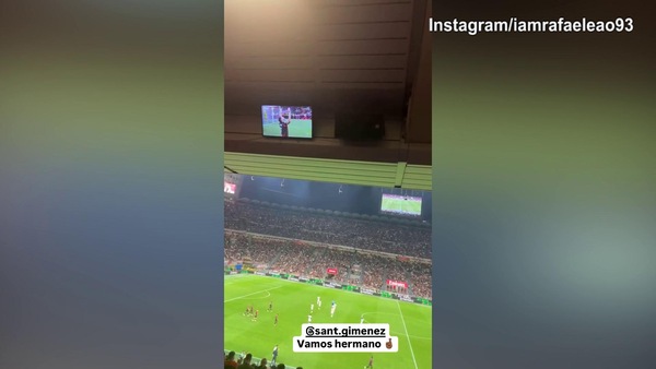 Milan in gol con Gimenez: Leao festeggia dalla tribuna